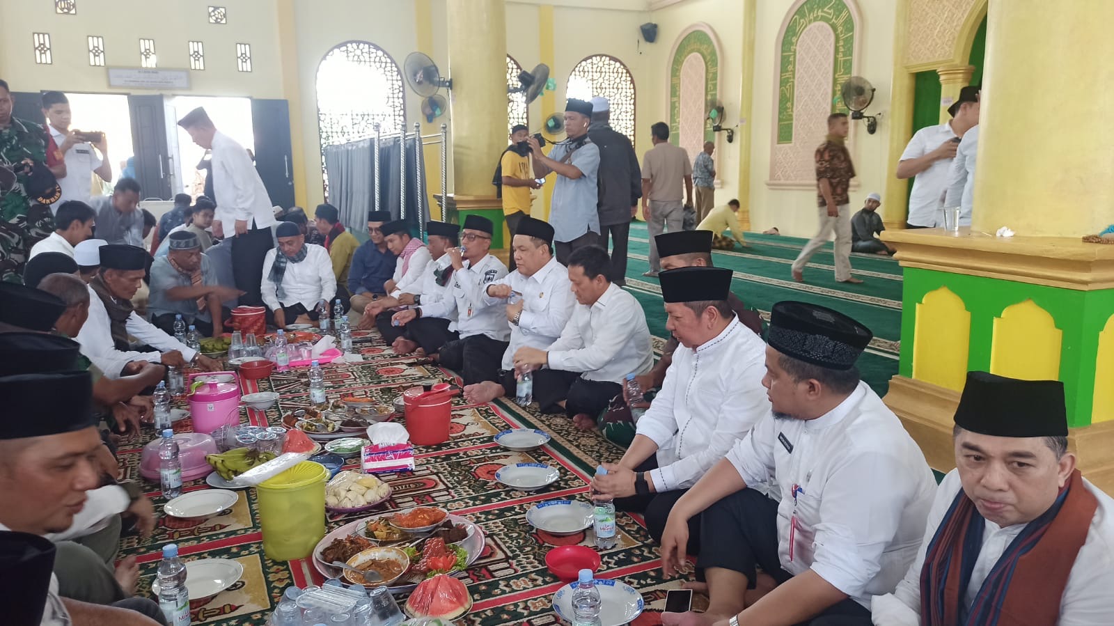 Ket Foto: SF Hariyanto menyempatkan diri untuk Salat Zuhur dan Makan Bajamba di Masjid An-Nur Teratak, Kecamatan Salo, Kabupaten Kampar, Rabu (17/4/2024) siang.