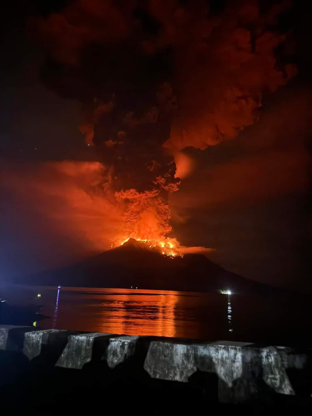 Gunung Ruang meletus dan kembali erupsi pukul 01.30 WIB, dan menyebabkan hampir seribuan warga mengungsi di Kabupaten Sitaro, Sulawesi Utara pada kejadian Rabu (17/3/2024).