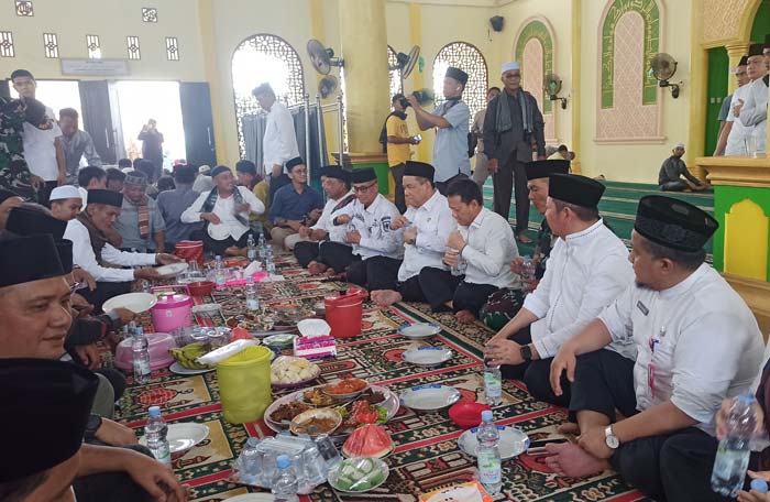 Penjabat Gubernur Riau SF Hariyanto saat makan bajambau di Masjid An-Nur Teratak, Kecamatan Salo, Kabupaten Kampar, Rabu (17/4/2024).