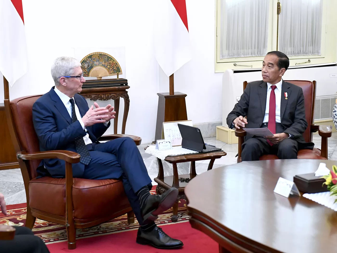 CEO Apple Tim Cook berbincang dengan Presiden Indonesia Joko Widodo saat pertemuan di istana di Jakarta, Indonesia, Rabu, (17/4/2024).