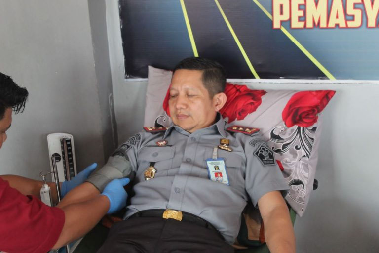 Kepala Lapas Kelas II Bengkalis Muhammad Lukman melakukan donor darah di ruang tunggu kunjungan Lapas Bengkalis, Selasa (16/4/2024).