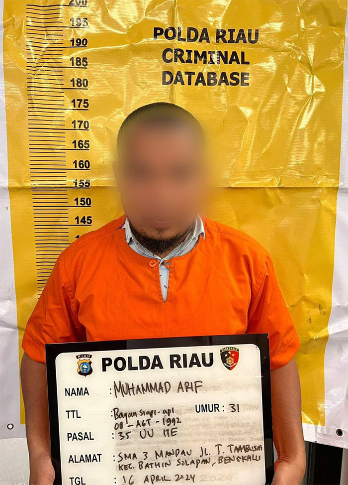 Seorang pria asal Rohil berinisial MA saat diamankan Polda Riau.