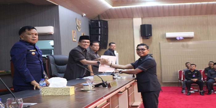 Anggota DPRD Kepulauan Meranti Al Amin menyerahkan draf Ranperda Hak Inisiatif kepada Ketua DPRD Fauzi Hasan disaksikan Plt Bupati Meranti H Asmar di Selatpanjan