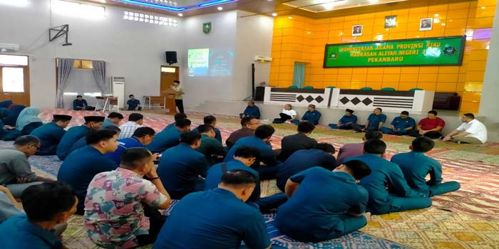 Majelis guru dan karyawan MAN 2 Pekanbaru saat mendengarkan sambutan Kepala MAN 2 Pekanbaru Ghafardi, dalam acara halalbihalal,  Rabu (17/4/2024).