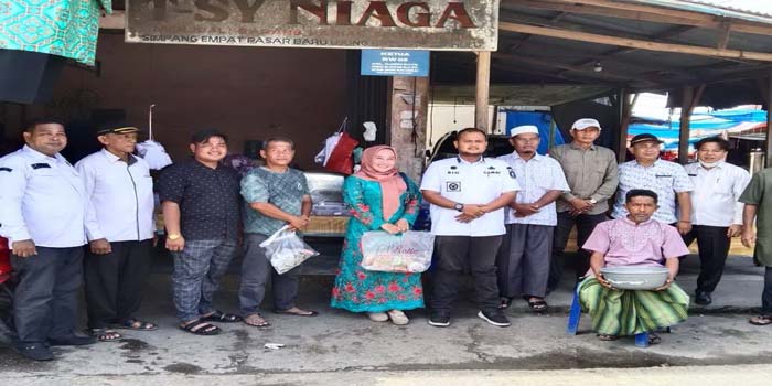 Camat Ujungbatu Rio Pratama (empat kanan) bersama Lurah Ujungbatu H Zulhamdi (lima kanan) foto bersama saat meninjau posko penggalangan dana kebakaran di lokasi pasar Kelurahan Ujungbatu yang terbakar