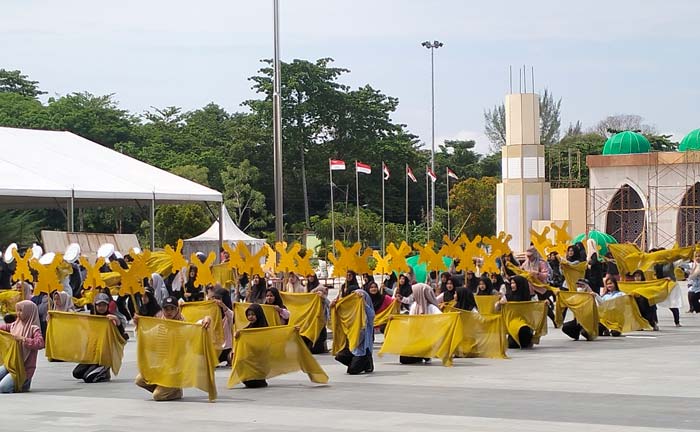 Ratusan siswa di Kota Dumai mengikuti latihan tarian massal yang akan ditampilkan pada pembukaan MTQ ke-42 Riau, Rabu (17/4/2024).