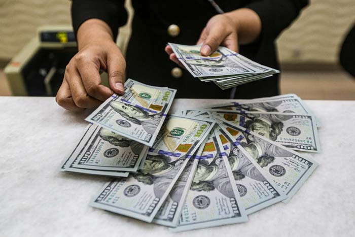 Petugas menghitung mata uang dolar AS di salah satu gerai penukaran uang asing di Jakarta, Rabu (17/4/2024). Nilai tukar Rupiah terus melemah terhadap dolar Amerika Serikat dalam sepekan terakhir ini.