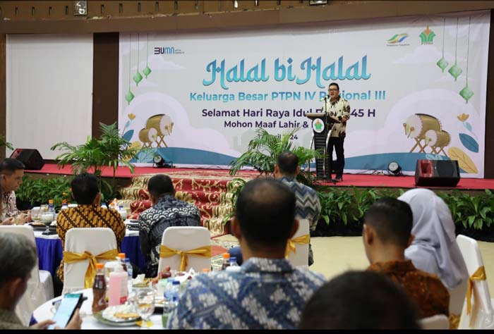 Region Head PTPN IV Regional III Rurianto saat memberikan pengarahan dalam kegiatan Halalbihalal yang diikuti ratusan karyawan.