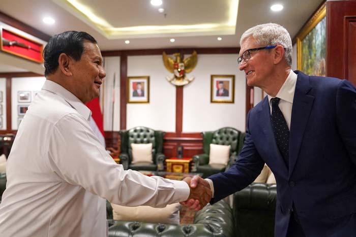 Menteri Pertahanan Indonesia Prabowo Subianto (kiri) bersalaman dengan CEO Apple Tim Cook di kantor Kementerian Pertahanan di Jakarta, Rabu (17/4/2024).