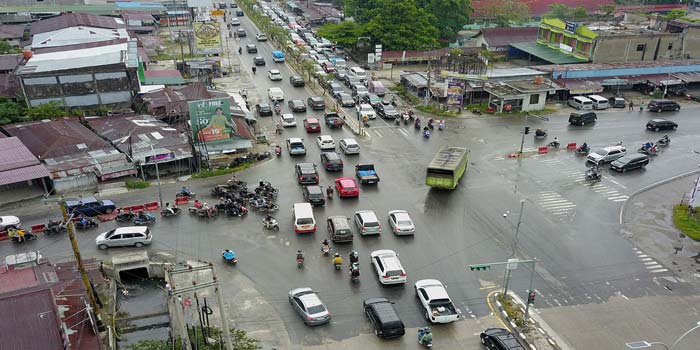 Kondisi arus lalu lintas kendaraan di simpang Jalan Garuda Sakti-HR Soebrantas, Pekanbaru, Selasa (16/4/2024). Simpang Jalan Garuda Sakti-HR Soebrantas akan segera dibangun
