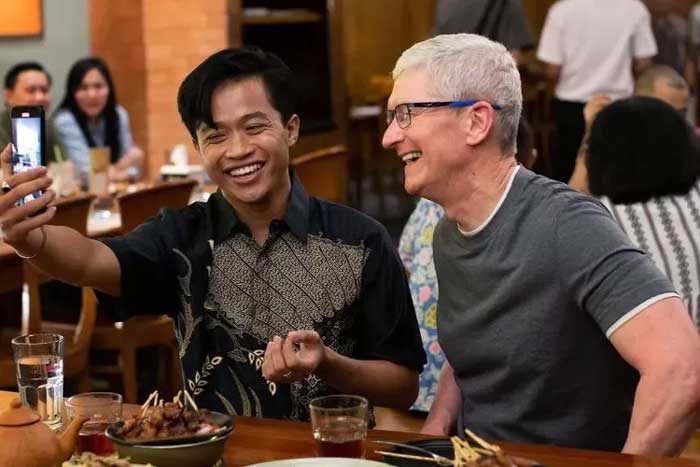 Foto Tim Cook dan Sofyan Pratama saat makan sate ayam di Jakarta