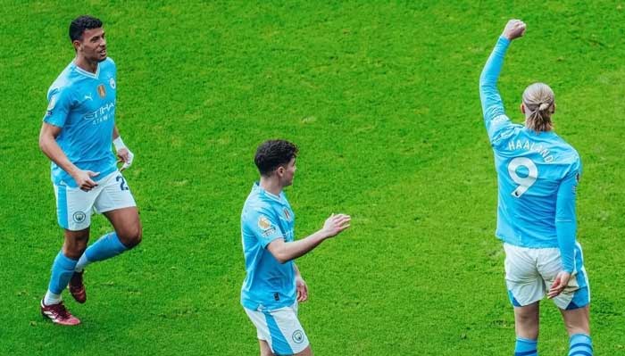 Selebrasi para pemain Manchester City usai Erling Haaland mencetak gol ke gawang Luton Town