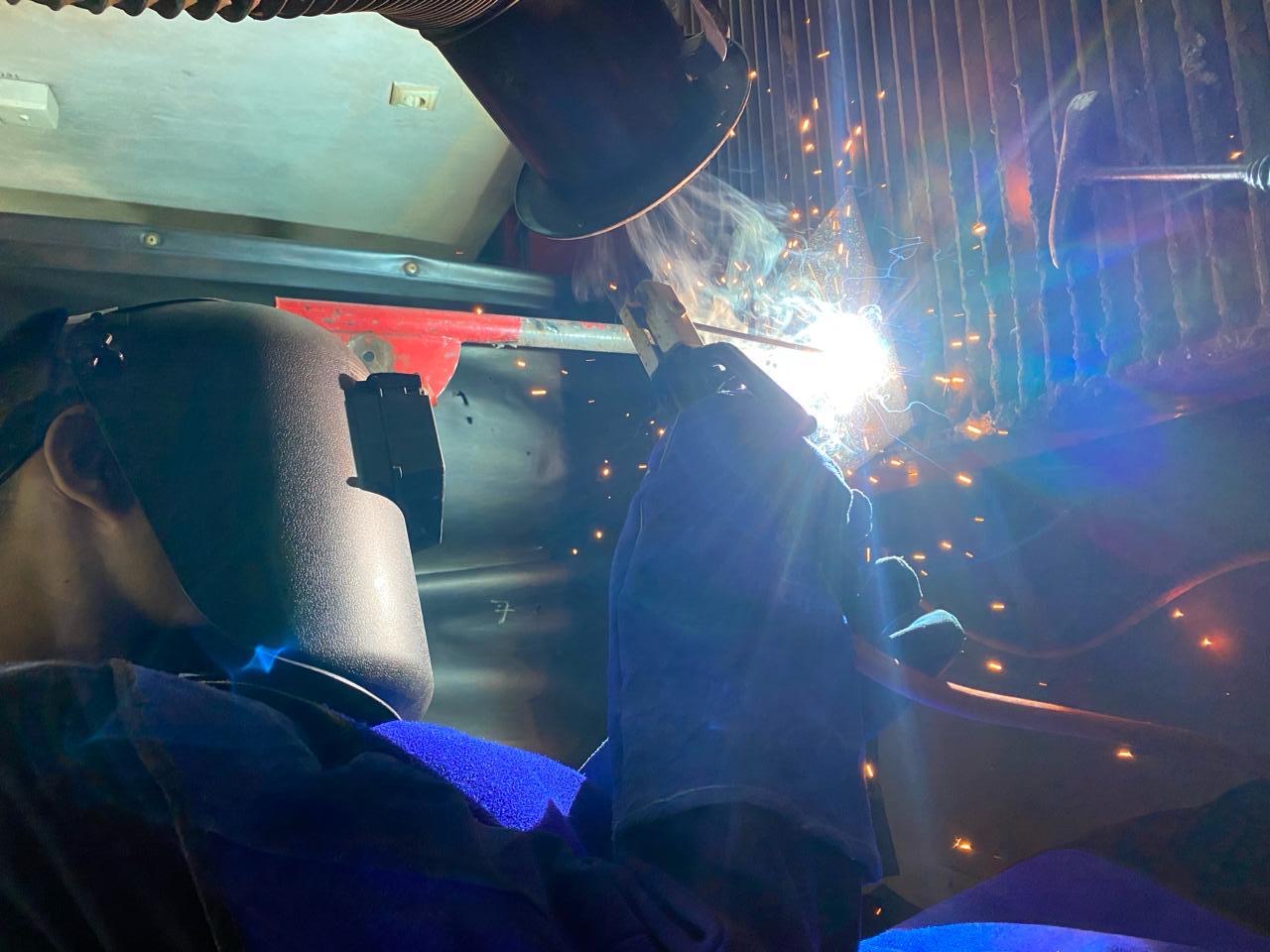 Salah satu peserta Pelatihan Juru Las (Welder) asal Kampar, Afif Diabakri tengah belajar teknik pengelasan dalam Pelatihan dan Sertifikasi Juru Las yang dilaksanakan PHR.