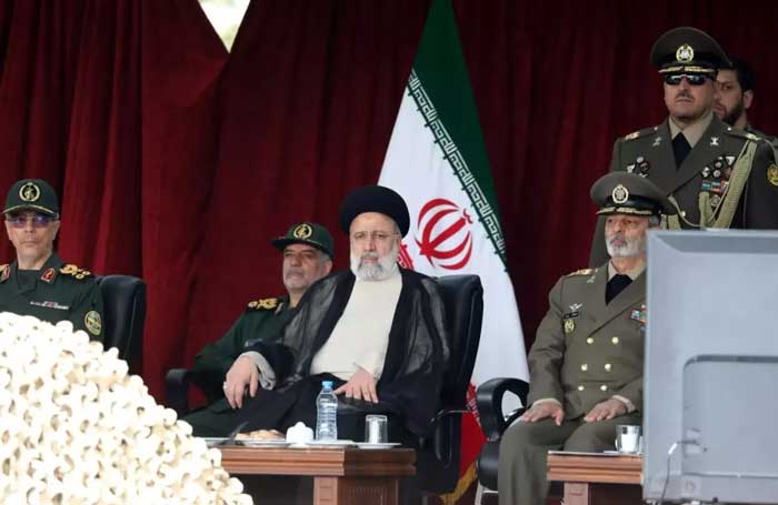 Presiden Iran Ebrahim Raisi menyaksikan parade militer yang digelar pada hari Rabu (17/4/2024).
