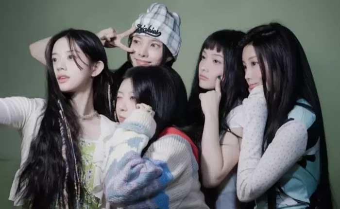 Caption Dibentuk dari Acara Survival dan Sedang Naik Daun, Yuk Ketahui Lebih dalam Tentang Girl Group Terbaru HYBE &lsquo;ILLIT&rsquo;.