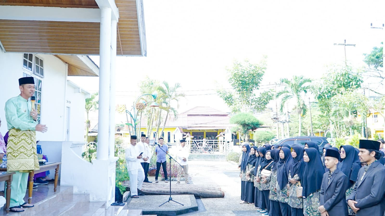 Bupati Rohil Afrizal Sintong MSi melepas keberangkatan kafilah Rohil untuk mengikuti MTQ Tingkat Provinsi Riau di Dumai, dari mess Pemkab Rohil di Bagansiapiapi, Jumat (19/4/2024).