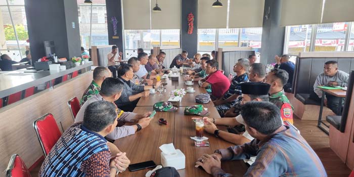 Bupati Kepulauan Meranti H Asmar bersama  Kapolres Kepulauan Meranti AKBP Kurnia Setyawan SIK ketika bertemu dengan perwakilan Pertamina Area Provinsi Riau