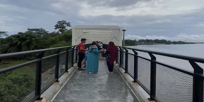 Warga Siak bermain di Skywalk Tengku Buwang Asmara di Kecamatan Mempura Siak, beberapa hari lalu.