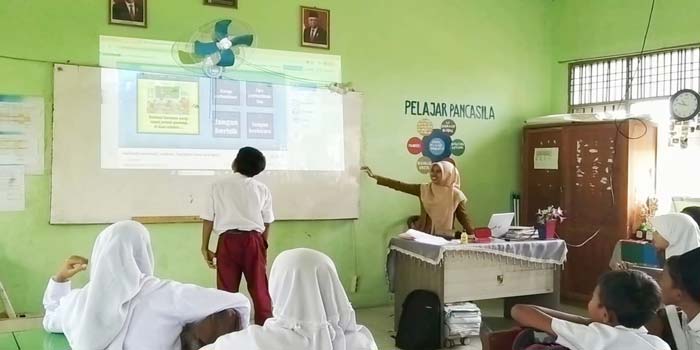 Suasana pembelajaran di SDN 91 Pekanbaru dengan  menggunakan aplikasi Aplikasi game wordwall agar menarik  siswa untuk aktif dalam belajar