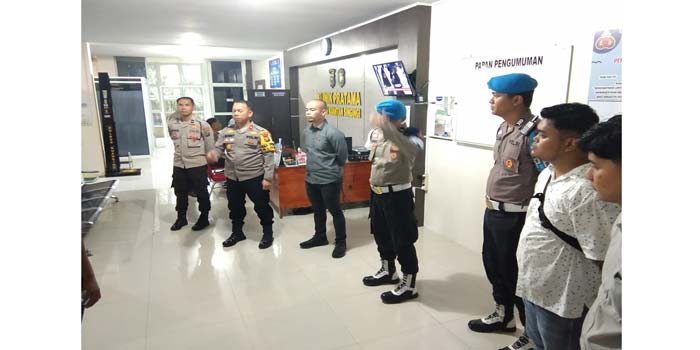 Wakapolres Kuansing Kompol Robet Arizal SSos memimpin kegiatan tes urine di Satres Narkoba Kuansing, Kamis (17/4/2024).