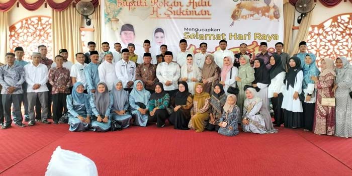 Bupati Rohul H Sukiman didampingi Istri Hj Peni Herawati Sukiman foto bersama dengan perwakilan tokoh masyarakat, tokoh adat, tokoh agama, kades dan camat di Rohul dalam acara halalbihalal