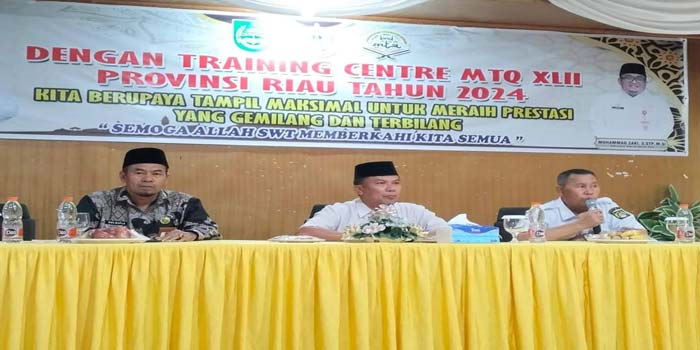 Kabag Kesra Setda Rohul H  didampingi Asisten I Setda dan Kakan Kemenag Rohul memberikan sambutan panitia saat pembukaan TC MTQ ke 42 tingkat Provinsi Riau di Hotel Gelora Bhakti Pasirpengaraian