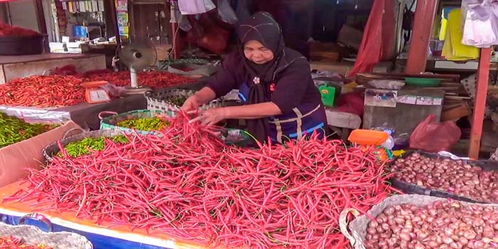 Pedagang menyusun ca&shy;ba&shy;i&nbsp;merah yang dijual di pasar Jalan Agus&nbsp;Salim, Kamis (18/4/2024).
