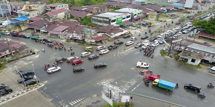 Kondisi arus lalu lintas kendaraan di persimpang Jalan Garuda Sakti-Jalan HR Soebrantas-Jalan Kubang Raya, Selasa (16/4/2024). Pemerintah berencana membangun flyover