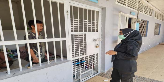 Tim Medis Lapas Pekanbaru menyambangi napi yang sedang menderita sakit, Kamis (18/4/2024).