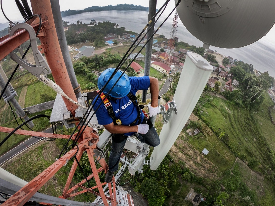 Seorang teknisi XL Axiata sedang melakukan pemeliharaan perangkat BTS (Base Transceiver Station) di sebuah tower seputaran Tol Trans Sumatera yang menghubungkan Kota Medan &ndash; Langkat.