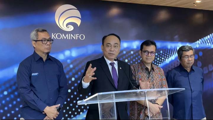 Menteri Komunikasi dan Informatika (Menkominfo) Budi Arie Setiadi menyampaikan informasi terkait pembangunan Apple Developer Academy di Indonesia saat jumpa pers, Rabu (17/4/2024).