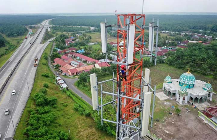 Tenaga teknisi XL Axiata melakukan pengecekan kondisi jaringan di menara BTS, baru baru ini