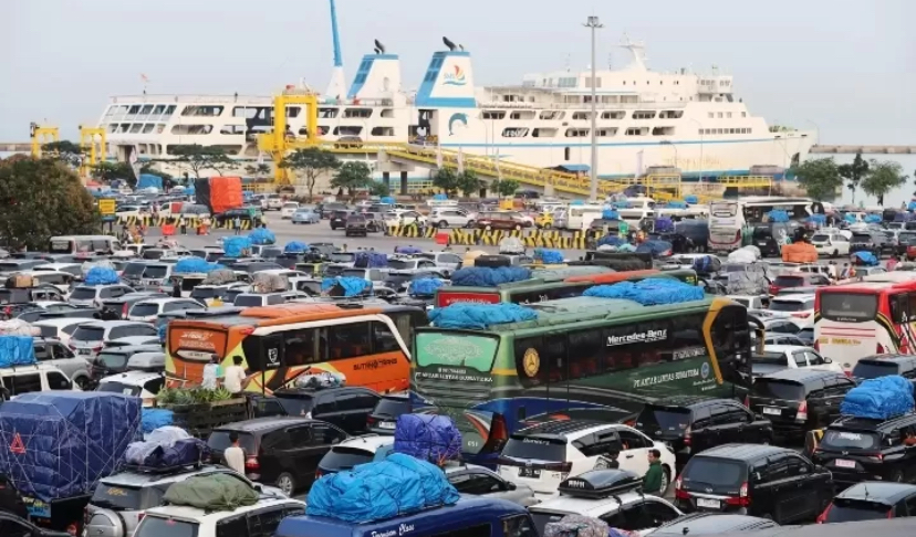 Pemudik saat menumpuk di Pelabuhan Merak.