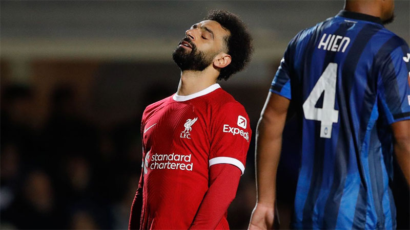 Ekspresi penyerang Liverpool Mohamed Salah setelah gagal mencetak gol ke gawang Atalanta pada leg kedua perempatfinal Liga Europa, Jumat (19/4/2024) dini hari WIB.