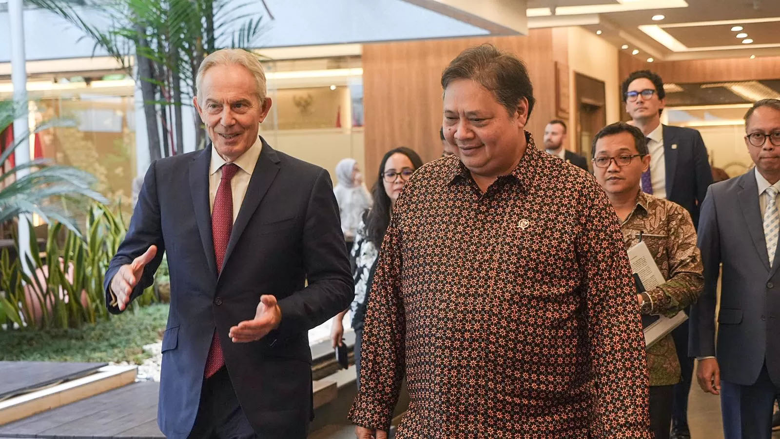 Menteri Koordinator bidang Perekonomian, Airlangga Hartarto dan Mantan Perdana Menteri Inggris Tony Blair di Kantor Kemenko Perekonomian, pada Jumat (19/4) kemarin.