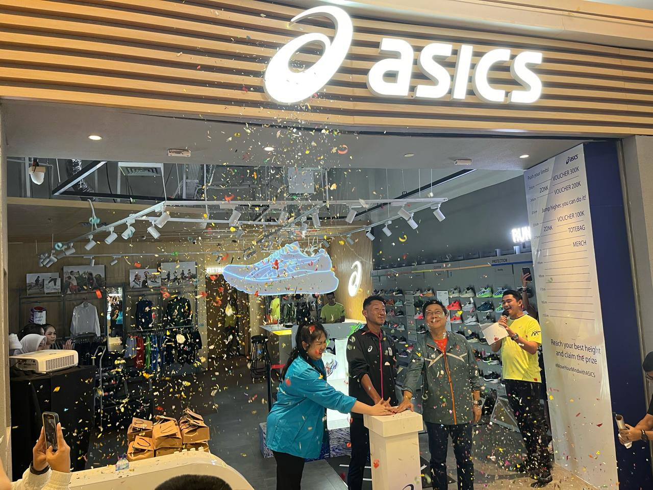 President Director ASICS Indonesia Sota Fukushima (tengah) menekan tombol saat meresmikan strore baru di gerai di UG Mal Living World Pekanbaru, Sabtu (20/4/2024).