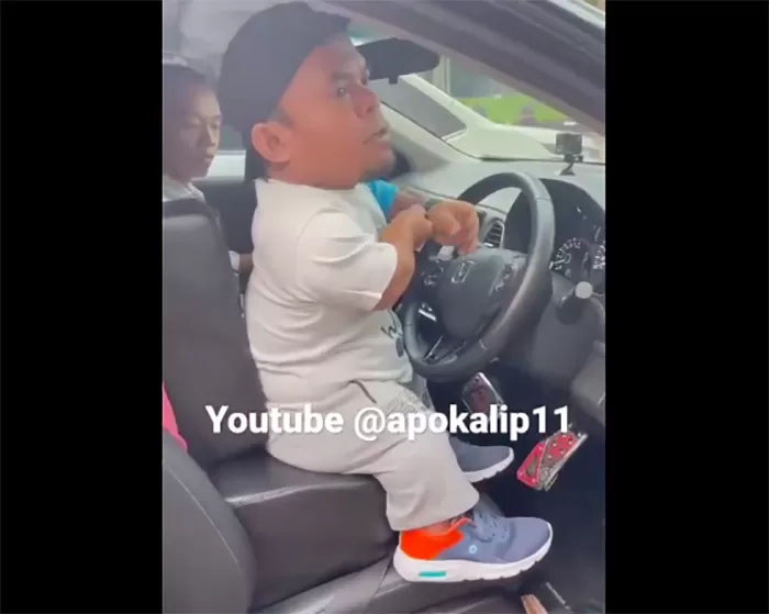 Ucok Baba, saat akan mengemudikan mobil