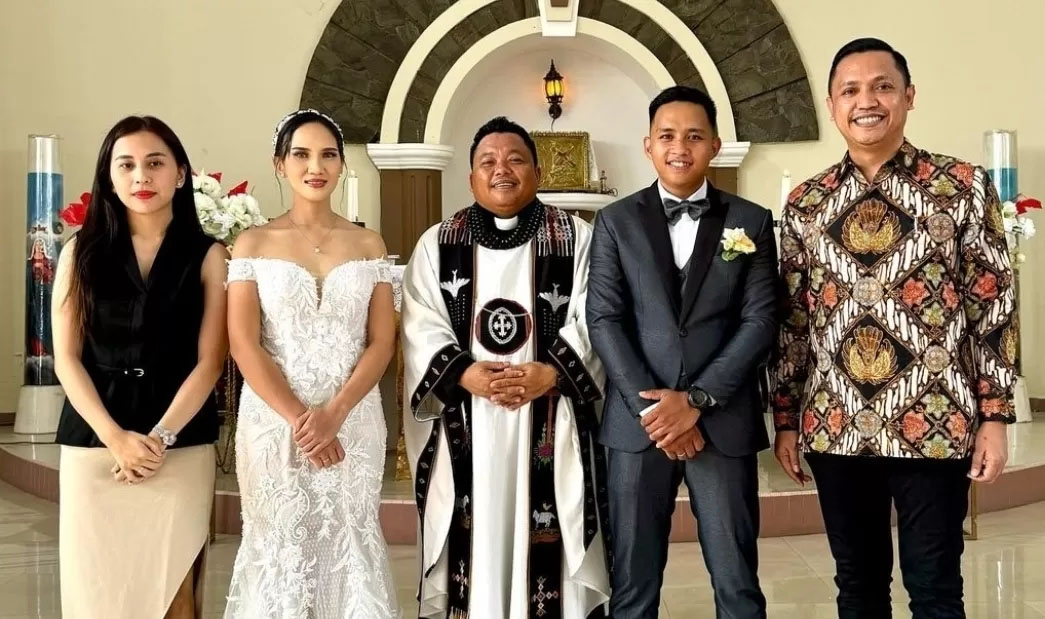 Bharada E dikabarkan baru menikah dengan kekasihnya, Duce Maria Angelin Christanto Ling Ling di Gereja Katolik Paroki Raja Damai Tikala, Manado