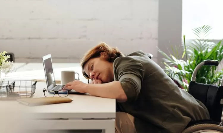 Ilustrasi tidur siang di tempat kerja