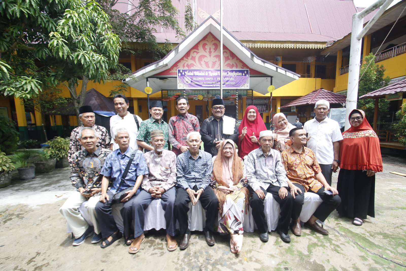 Alumni SMPN 1 Pekanbaru angkatan tahun 1974 berfoto bersama guru pengajar saat Halalbihalal dan Reuni lintas angkatan Alumni SMPN 1 Pekanbaru, di halaman SMPN 1, Pekanbaru, Sabtu (20/4/2024).