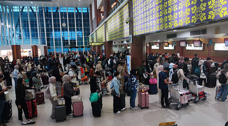 Momen arus balik di Bandara Internasional SSK II Pekanbaru.
