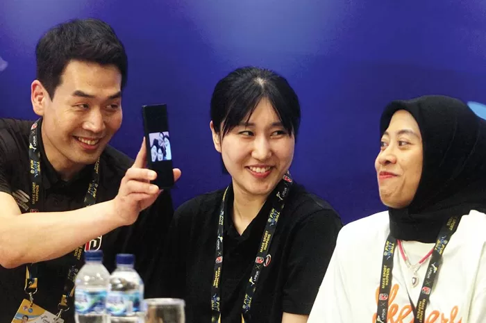 BUKA KENANGAN: Ko Hee-jin (kiri) menunjukkan foto kebersamaan penggawa Red Sparks saat diperkuat Megawati.