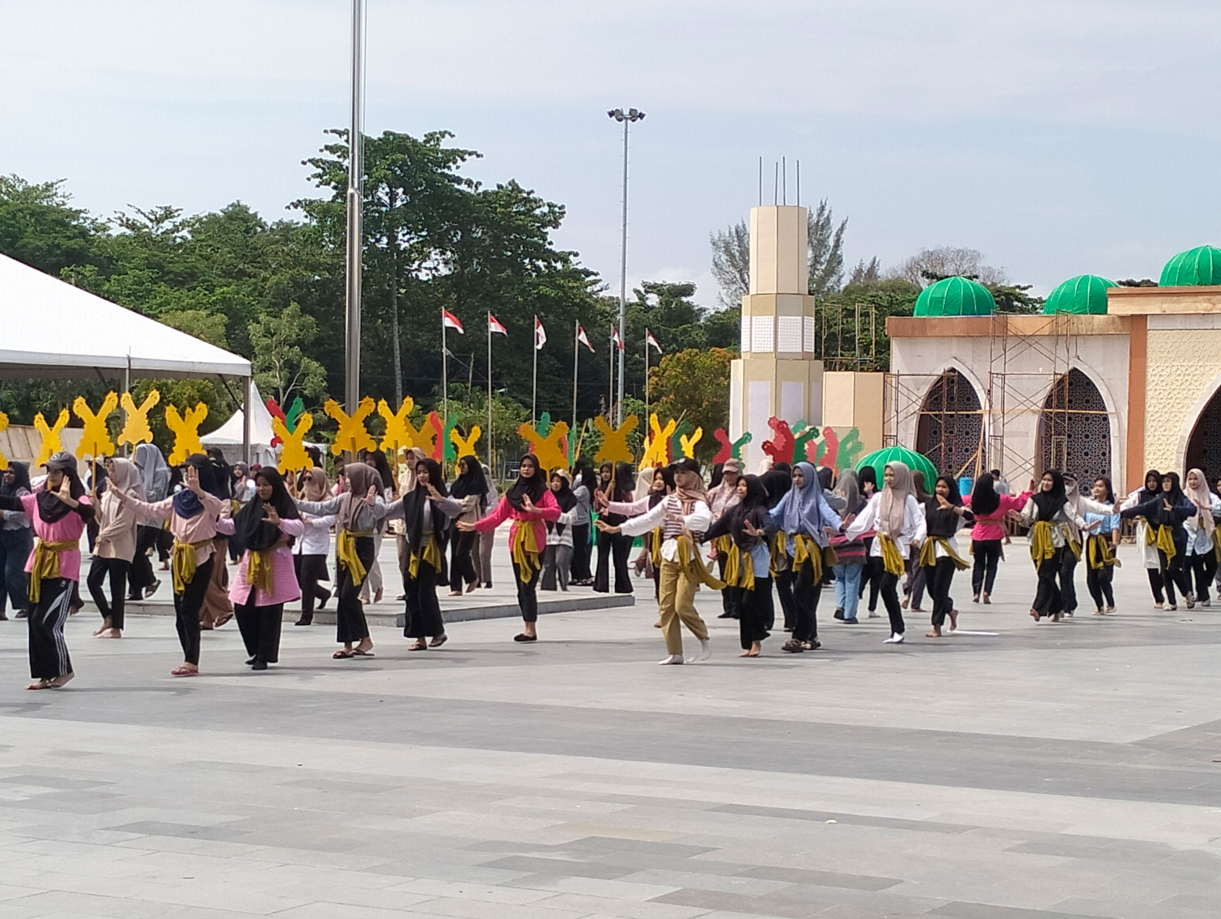 LATIHAN: Sebelum tampil pada pembukaan MTQ ke-42 Riau, ratusan penari massal menjalani latihan yang dipusatkan di Taman Bukit Gelanggang, Dumai, Sabtu (20/4/2024).