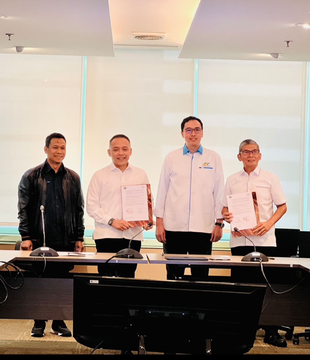 Direktur Utama PTPN IV Jatmiko Santosa dan Direktur Utama PTPN I Teddy Yunirman Danas memegang berita acara bersama Wakil Dirut PTPN III (Persero) Denaldy Mulino Mauna dan Direktur Produksi & Pengemba