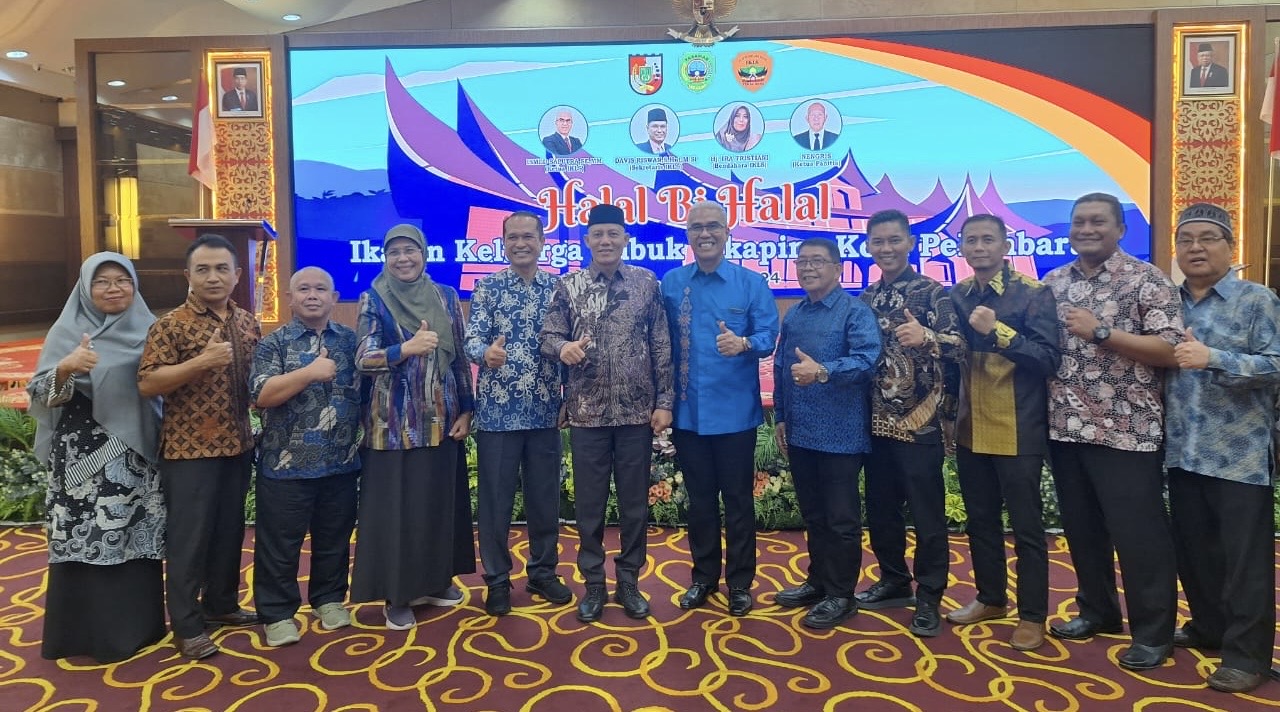 Bupati Pasaman Sabar AS, SAg, MSi bersama Ketua IKLS Pekanbary Ismed Saputra, SE, MM dan Penasehat/Pembina IKLS serta Sekum IKPPBR RIAU dalam halalbihalal IKLS Pekanbaru, Ahad (21/4/2024).