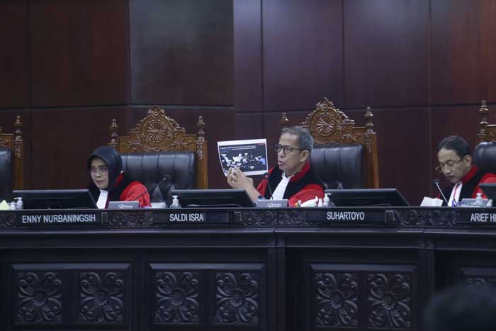 Hakim Konstitusi Saldi Isra bertanya kepada empat menteri dalam sidang lanjutan sengketa hasil Pilpres 2024 di Gedung MK, Jakarta, Jumat (5/4/2024)