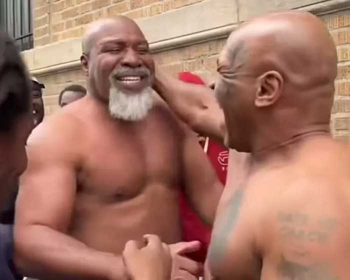 Legenda tinju Mike Tyson bertemu dengan mantan juara tinju lainnya, Shannon Briggs di jalanan Brooklyn.