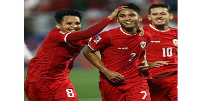 Gelandang Indonesia Marselino Ferdinan (tengah) melakukan selebrasi bersama Witan Sulaeman (kiri) dan Justin Hubner (kanan) usai mencetak gol ke gawang Yordania dalam laga terakhir penyisihan Grup A