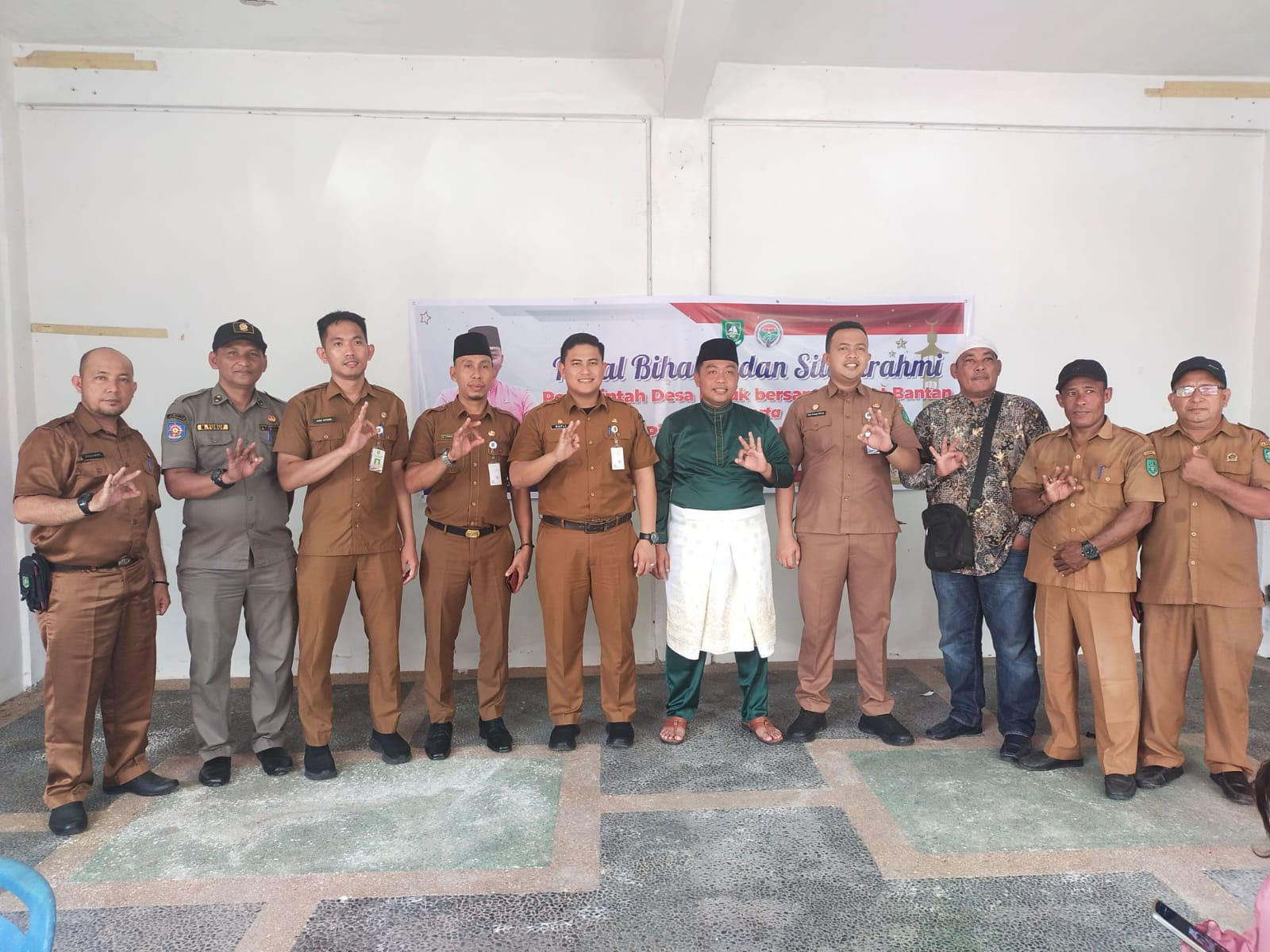 Camat Bantan Rafli Kurniawan memghadiri acara halalbihalal yang digelar Pj Kades Deluk Setia Irawansyah di kediamannya, Senin (22/4/2024).