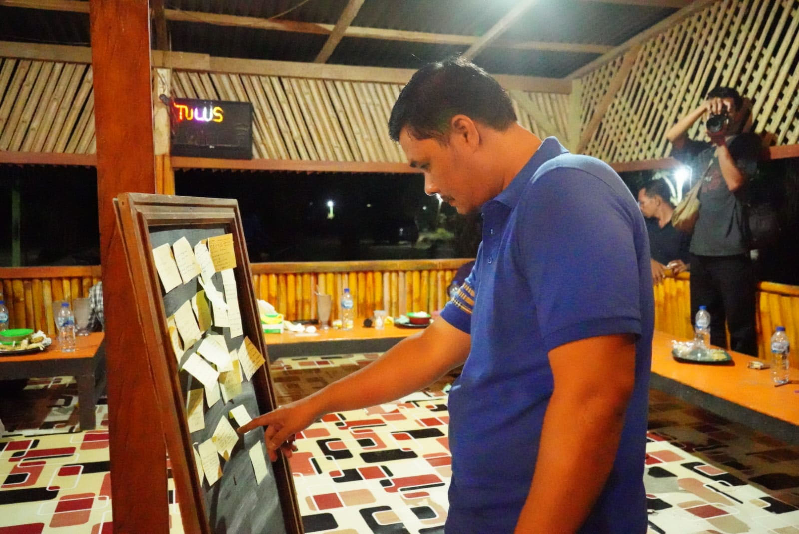 Ketua DPRD Kuansing Dr Adam SH MH membaca satu per satu kertas aspirasi yang dituliskan peserta dialog "TanyaAdam" di Desa Suka Maju, Singingi Hilir, Kuansing, Sabtu (20/4/2024) .